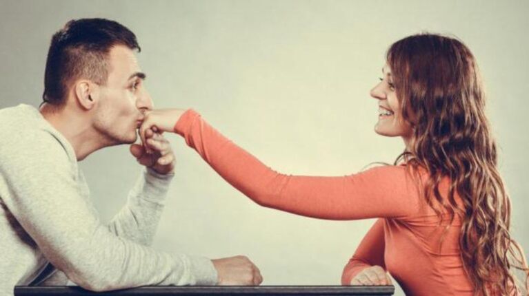 facet opiekuje się dziewczyną i myśli o powiększeniu penisa