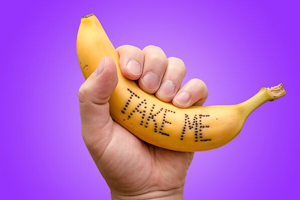 banan w dłoni symbolizuje penisa z powiększoną głową