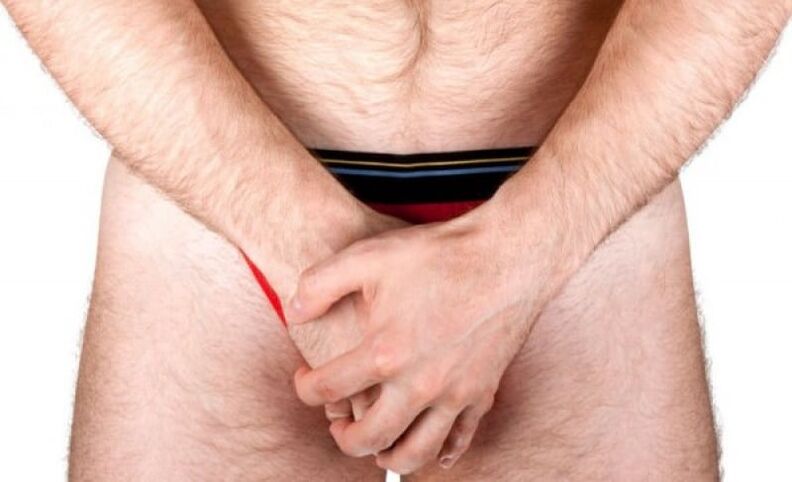 mężczyzna robi masaż penisa w celu zwiększenia grubości